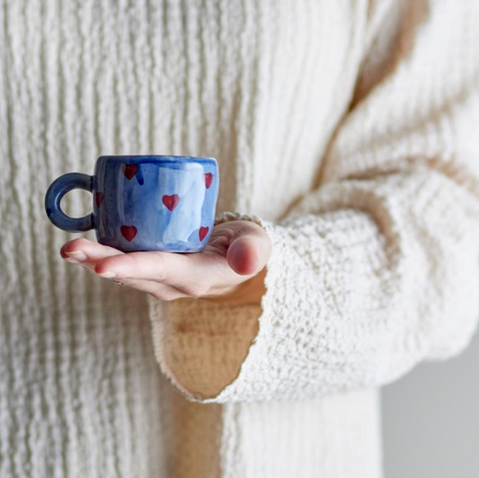 TASSE EN GRÈS - Bleu / coeur rouge