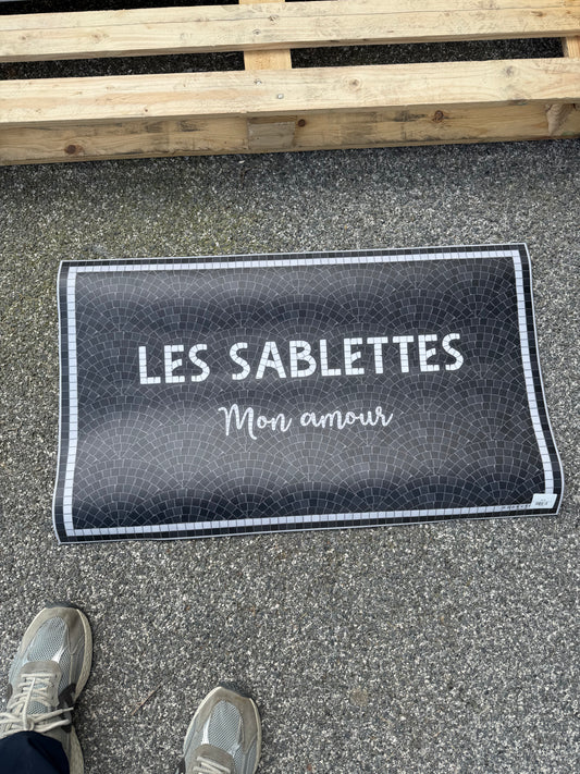 TAPIS VINYLE "Les Sablettes Mon Amour" noir - 49,5 x 83 cm
