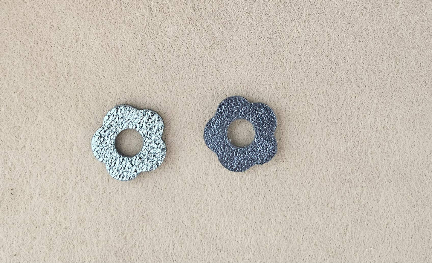 Charm pampille fleur cuir upcyclé boucle d oreille
