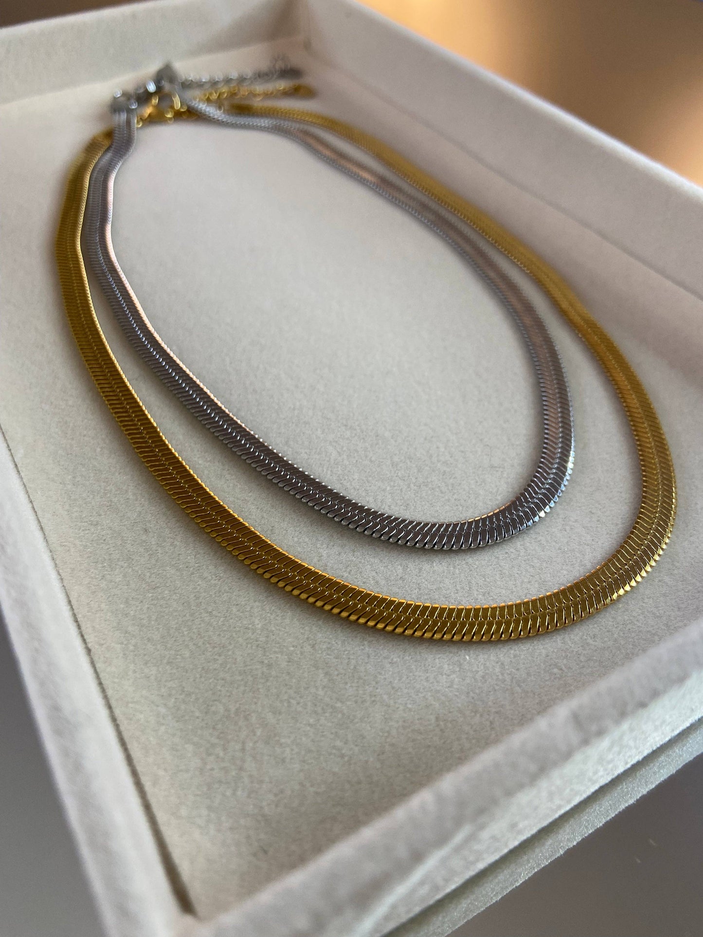 COLLIER EN ACIER - Doré