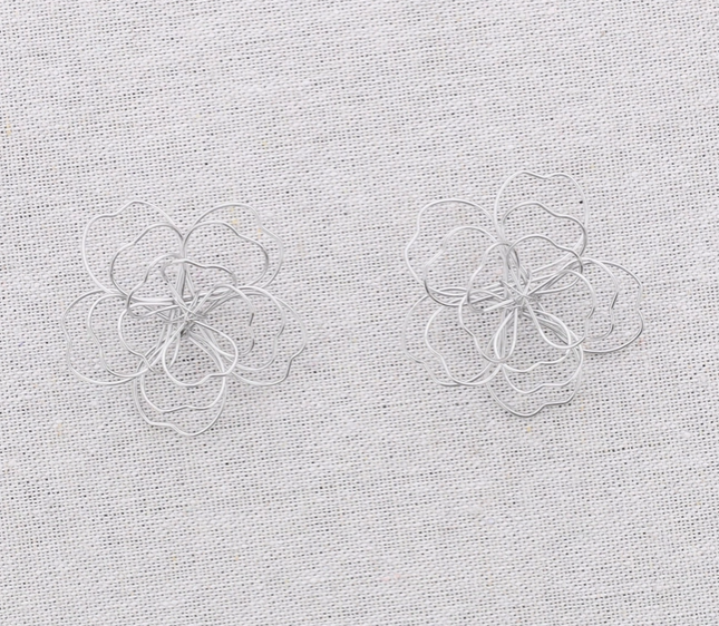 BOUCLES D'OREILLE - fleur argentée