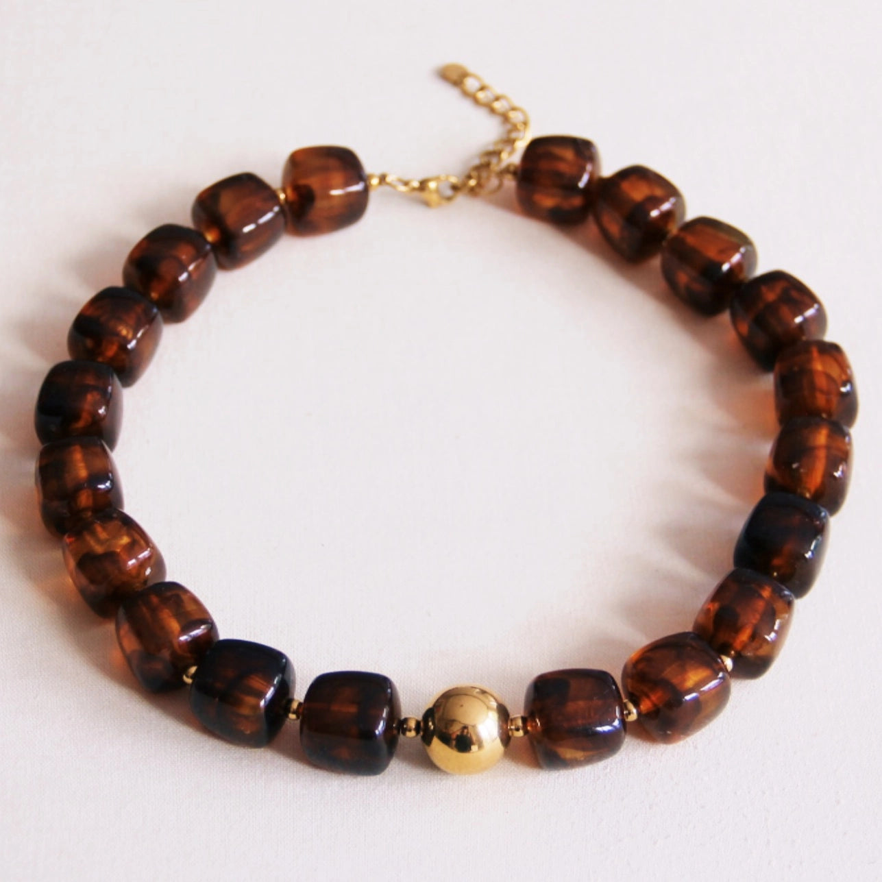 COLLIER EN PERLE CARRÉE - Chocolat
