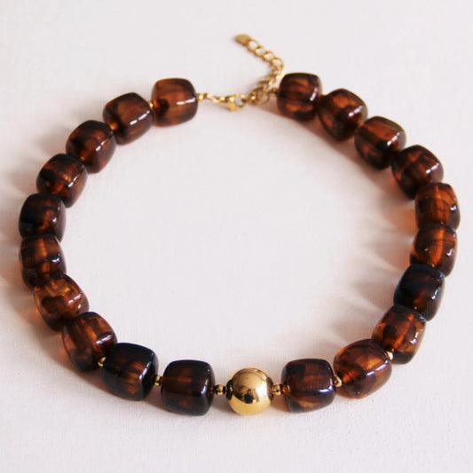 COLLIER EN PERLE CARRÉE - Chocolat