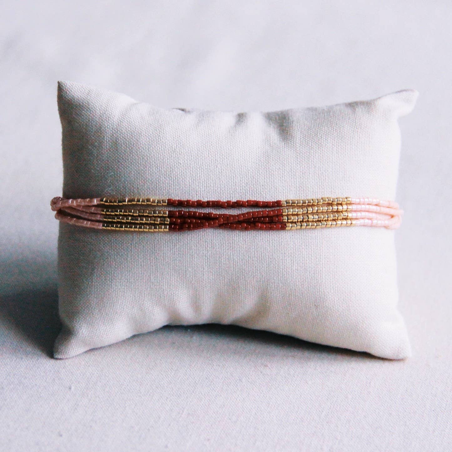 BRACELET EN PERLES - bordeaux/lnude/doré